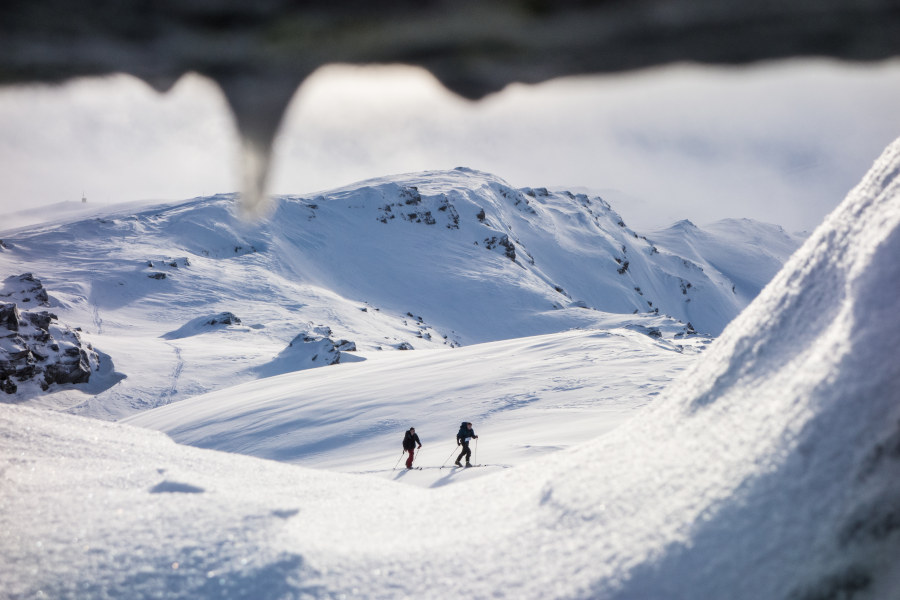 To personar på fjellski i vinterlandskap på Vikafjellet