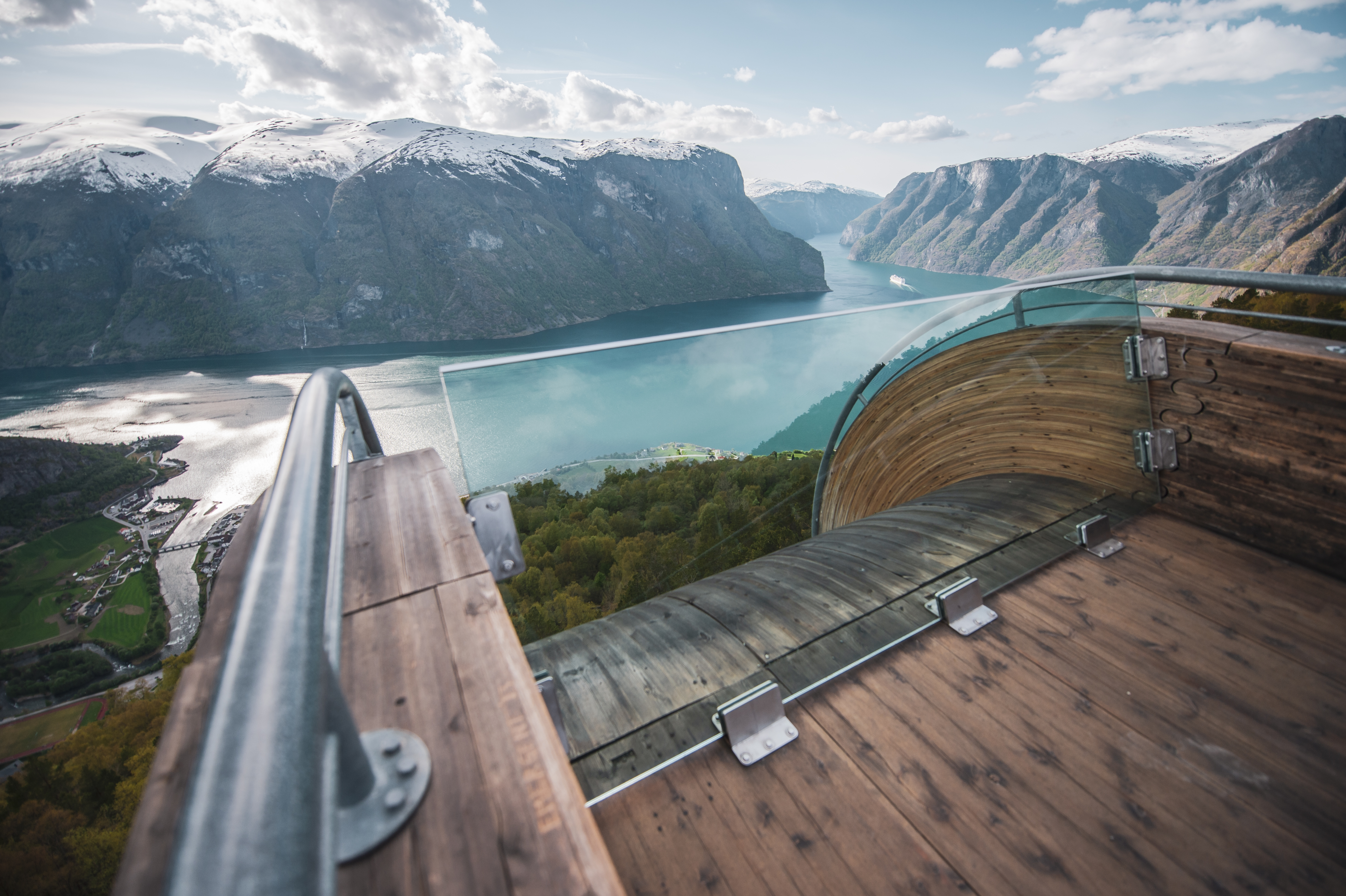 Fjordnorge - Spektakulær utsikt fra arkitektperla Stegastein. 