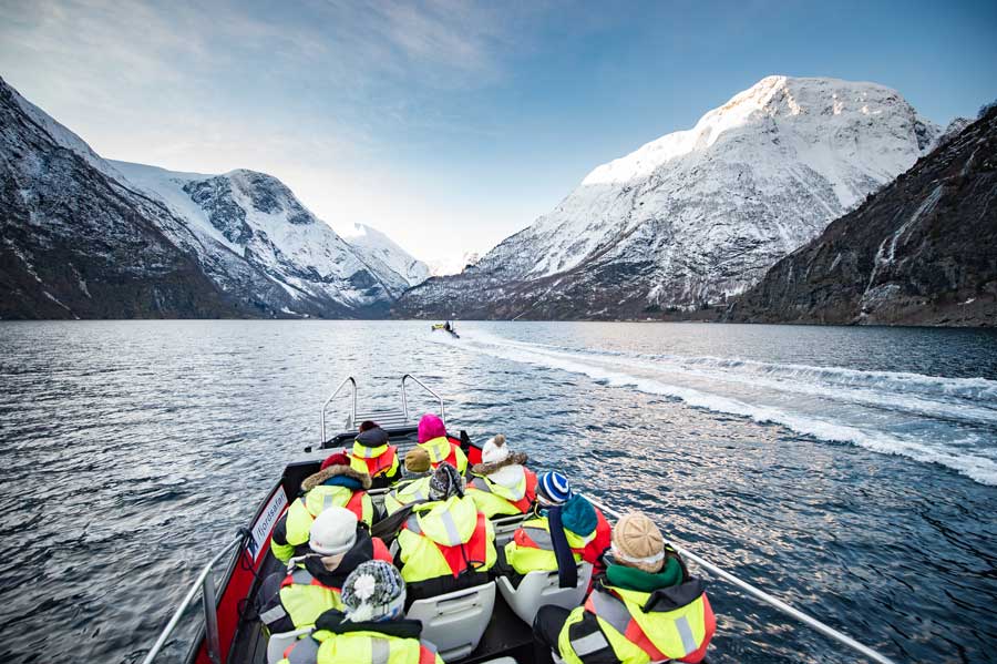 Thrilling Fjordsafari winter