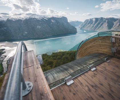Fjordnorge - Spektakulær utsikt fra arkitektperla Stegastein. 