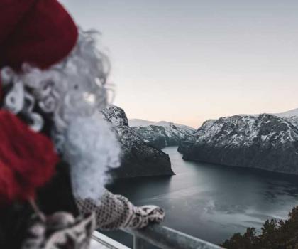 Julenissen nyter utsikten fra Stegastein 